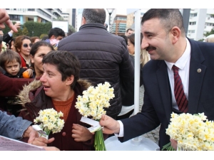 Başkan Başdaş Ve Demirezen Konak’a Sevgi Saçtı