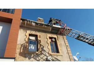 Bayburt Belediyesi, Çatılarda Oluşan Buz Sarkıtlarını Kırıyor