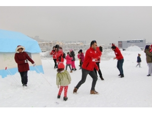 Depremzede Çocuklar Kartopu Oynayarak Eğlendi