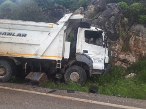 Hafriyat Kamyonu Yol Kenarına Uçtu: 1 Yaralı