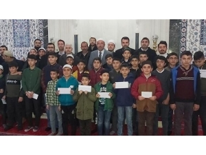 Öğrenciler Tatillerini Camide Değerlendirdi