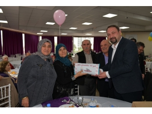 Çiğli’de Yaşayan Çiftlere “Bir Yastıkta 40 Yıl” Jesti