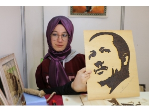 Ayağıyla Yaptığı Sanatını Dünya Çapında İlerletmek İstiyor