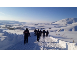 İran Sınırında 13 Düzensiz Göçmenin Donduğu İhbarı