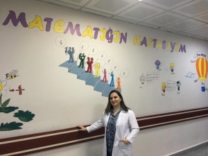 Pediatri Polikliniğinin Duvarları Matematiksel Objelerle Renklendirildi