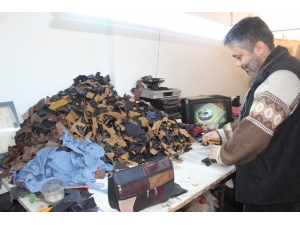Artık Deri Parçalarından Çanta Üretiyor