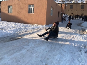 Kaymakam İnan Çocuklarla Kayak Keyfi Yaptı