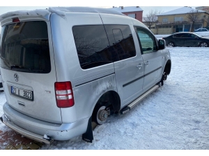 Elazığ’da 2 Aracın 7 Lastiği Çalındı