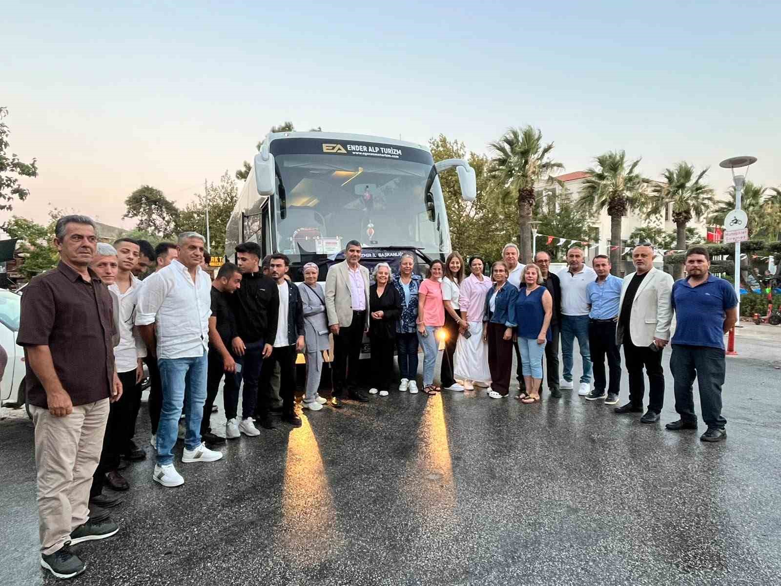 ak-parti-izmir-den-25-inci-yil-bulusmasina-5-bin-kisilik-cikarma