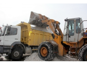Erzincan’da Kar Yığınları Kamyonlarla Şehir Dışına Taşınıyor