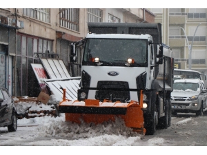 Belediye Başkanı Arı, Karla Mücadele Eden Ekibi Altınla Ödüllendirdi