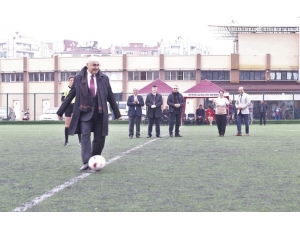 Kadınların Maçında Başlama Vuruşunu Vali Köşger Yaptı