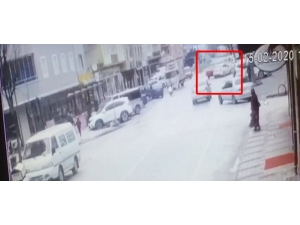 İki Otomobil Kafa Kafaya Çarpıştı: 4 Yaralı