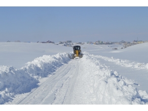 Ağrı’da Kapanan Köy Yollarını Açma Çalışmaları Sürüyor