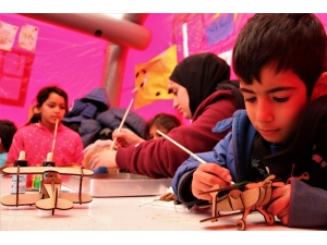 Depremzede Çocuklara Gönüllü Öğrencilerinden Destek