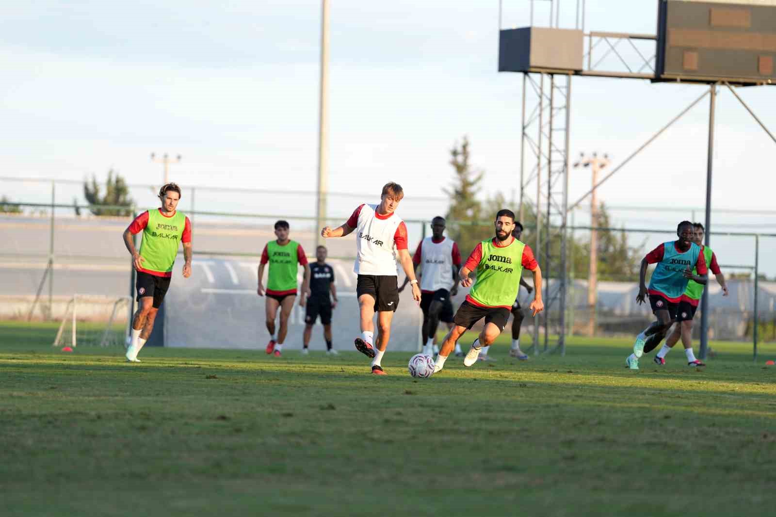 corum-fk-antalya-kampinda-calismalarini-surdurdu