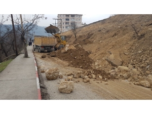 Heyelan Tehlikesinin Bulunduğu Yolda Çalışmalar Sürüyor
