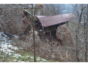 Akaryakıt İstasyonunda Heyelan: Yol Ulaşıma Kapandı