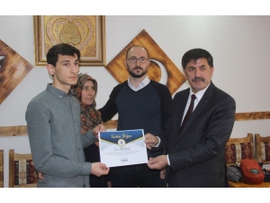 Toplu Taşımada Büyüklerine Yer Veren Gençlere Teşekkür Belgesi Verildi