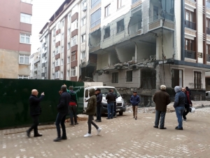 Bahçelievler’de Yıkılan Binada Güvenlik Önlemleri Alındı