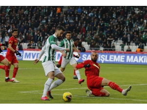 Süper Lig: Konyaspor: 1 - Göztepe: 1 (İlk Yarı)