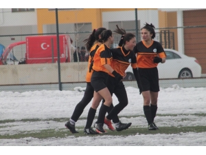 Kadınlar Futbol Ligi: Anadolu Yıldızları: 4 - Mezitli Mercanspor: 1