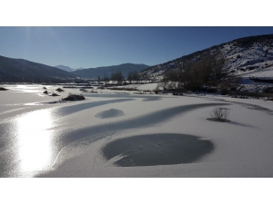 Yüzeyi Buz Tutan Göl Kartpostallık Görüntüler Oluşturdu