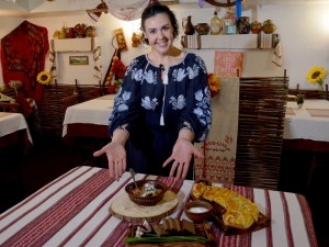 Opera Yaparak Çorba Hazırlıyor