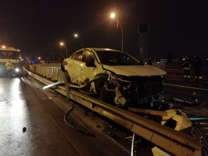 Otomobil Bariyerlere Çarptı: 1 Yaralı