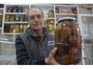 Tüm Meyve Ve Sebzeler Onun Elinde Turşuya Dönüşüyor