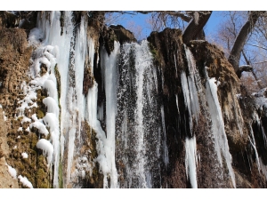 Sızır Şelalesi’nde Oluşan Buz Sarkıtları Büyüledi