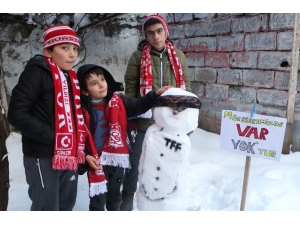 Sivassporlu Minik Taraftarlardan İlginç Tepki!