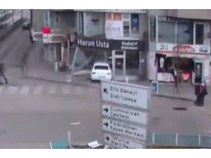 Kontrolden Çıkan Araç İş Yerine Daldı