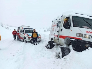Yolda Kalan Paletli Ambulansı Karı Elleriyle Kazarak Çıkardılar