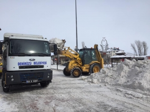 Demirözü’nde Kar Yığınları Kamyonlarla İlçe Dışına Taşınıyor