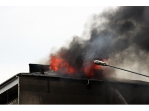 Sakarya’da 4 Katlı Binanın Çatı Katı Alev Alev Yandı