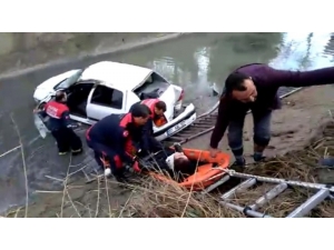 Otomobil Boş Su Kanalına Düştü, Sürücü Araçta Sıkıştı