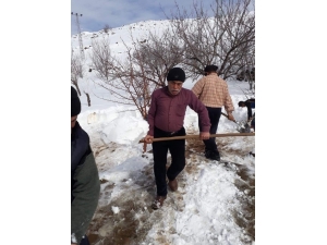 Yıllardır Devam Eden Gelenek İçin Kuyuları Kar İle Doldurdular