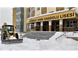 Tuşba’da Okul Bahçeleri Kardan Temizleniyor