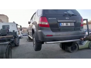 Arızalanan Çekicideki Aracı, İski’nin Forklifti İndirdi