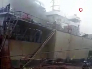 Tuzla’da Tersanede Bir Gemide Yangın Çıktı. Olay Yerine Çok Sayıda İtfaiye Ekibi Sevk Edildi.