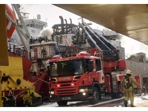 Tuzla’da Tersanede Gemi Yangını