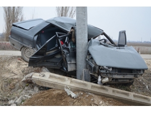 Otomobil Elektrik Direğine Çarptı: 1 Yaralı