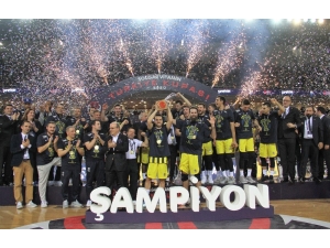 Fenerbahçe Beko Türkiye Kupası’nı Kaldırdı