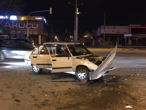 D-100 Karayolu Sanayi Işıklarında Otomobil İle Kamyonet Çarpıştı: 2 Yaralı
