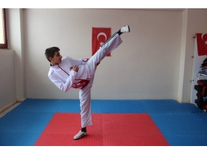 17 Yaşındaki Milli Tekvandocunun Hedefi Dünya Şampiyonluğu