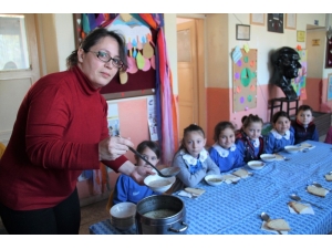 Öğrencilerine Her Sabah Çorba Pişiriyor