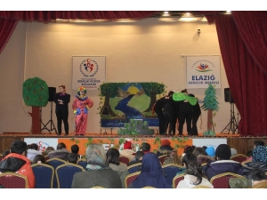 Gönüllü Tiyatro Ekibi Çocuklar İçin Sahne Aldı