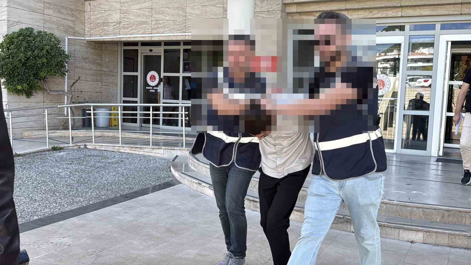 mentese-de-ataturk-bustunu-yerinden-soken-supheli-tutuklandi