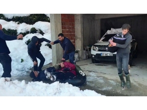 Şambrelle Kayan Genç, Horon Tepen Vatandaşın Arasına Daldı